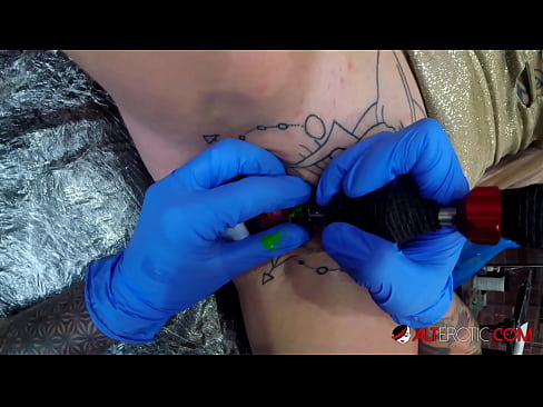 ❤️ Uiters getatoeëerde hottie Sully Savage het 'n tatoeëermerk op haar klitoris gekry ️ Anale pornografie op af.heatpumpcenter.top ❤